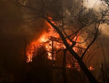Σε εξέλιξη βρίσκεται η φωτιά στα Γεράνεια Ορη